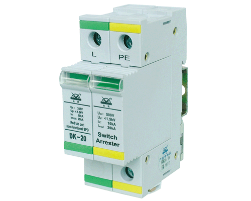 介紹: 本產(chǎn)品適用防雷區(qū)域：LPZO區(qū)與LPZ1區(qū)交界處（B級/Ⅳ類）電源線路的 雷電浪涌防護(hù)。 (1)適用于雷電防護(hù)等級為A級的電子信息系統(tǒng)電源第一級雷電浪涌防護(hù)； (2)模塊化設(shè)計，密封性好，安裝接線方便； (3)采用了“3+1”電路結(jié)構(gòu)，適用于TT系統(tǒng)； (4)采用溫控斷路技術(shù)，內(nèi)置過流保護(hù)電路，徹底避免火險； (5)具有工作指示、遙信接口及劣化告警指示功能，綠色（正常），紅色（失效）； (6)具有防塵、防腐、防爆、阻燃等功能； (7)高能量SPD、通流量大、漏流小，特別適用于惡劣的雷電環(huán)境。   產(chǎn)品的安裝與應(yīng)用：  （1）保護(hù)器應(yīng)用于主配電系統(tǒng)電源第一級雷電防護(hù)，并聯(lián)安裝在建筑物總配電柜或配電箱的電源進(jìn)線端，可采用凱文連接方式； （2）適用于3+1/1+1接線模式下配電箱及重要設(shè)備配電箱； （3）適用于交流配電設(shè)備的防雷保護(hù)，如：通信、電視廣播、計算機房、自動控制、機電設(shè)備及所有配電設(shè)備的雷電浪涌保護(hù)； （4）適于室內(nèi)運行，如安裝在室外時，必須加裝防水外殼； （5）所有接線必須牢固及可靠電氣聯(lián)接； （6）防雷接地應(yīng)符合防雷規(guī)范要求，接地線盡可能粗短且接地電阻應(yīng)小于10Ω。